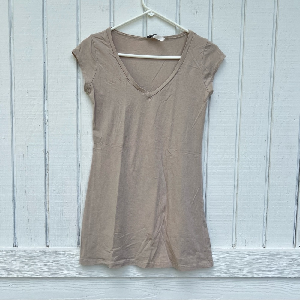 Styles: Tan V-Neck Short Sleeve Sleeve Long Top (Tunic). Size Medium*